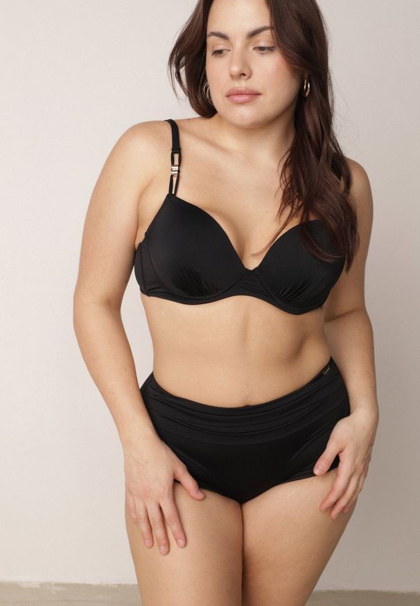 Born2be - Czarne Bikini z Ozdobnym Marszczeniem Biustonosz i Majtki Typu Bokserki Peiria. Kolor: czarny