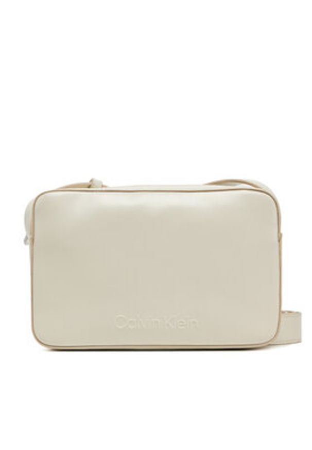 Calvin Klein Torebka Embossed Logo Camera Bag K60K612555 Beżowy. Kolor: beżowy. Materiał: skórzane