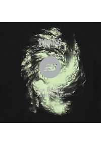 Koszulka męska New Balance MT61H4CYBK – czarna. Kolor: czarny. Materiał: bawełna, dresówka. Długość rękawa: długi rękaw. Wzór: aplikacja, napisy, kolorowy #4