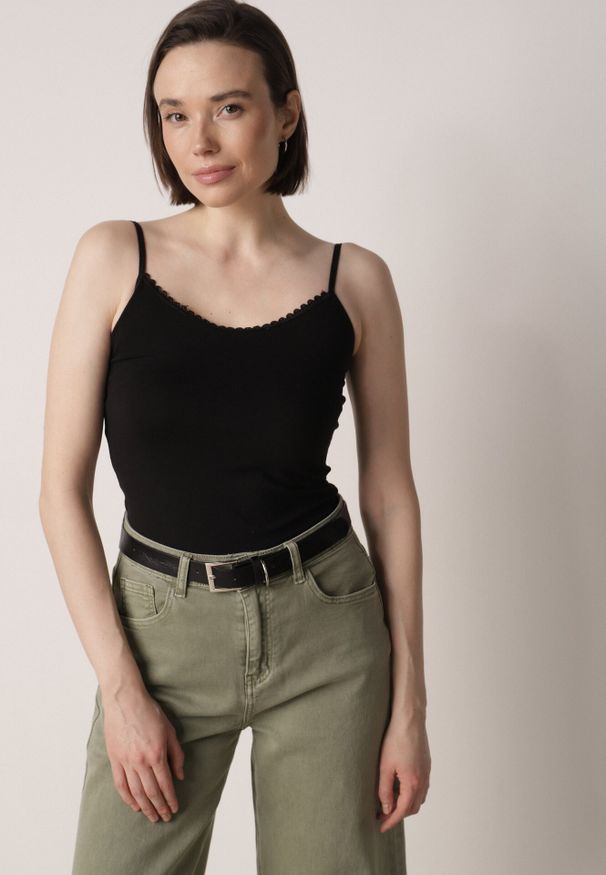 Born2be - Czarny Bieliźniany Top z Bawełny Ozdobiony Koronkową Lamówką Bervina. Okazja: na co dzień. Kolor: czarny. Materiał: bawełna, koronka. Wzór: aplikacja. Styl: casual, klasyczny