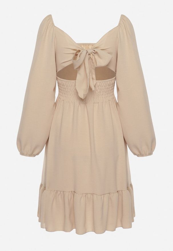 Born2be - Jasnobeżowa Sukienka Auxede. Typ kołnierza: dekolt kwadratowy. Kolor: beżowy. Materiał: tkanina. Długość rękawa: długi rękaw. Wzór: gładki