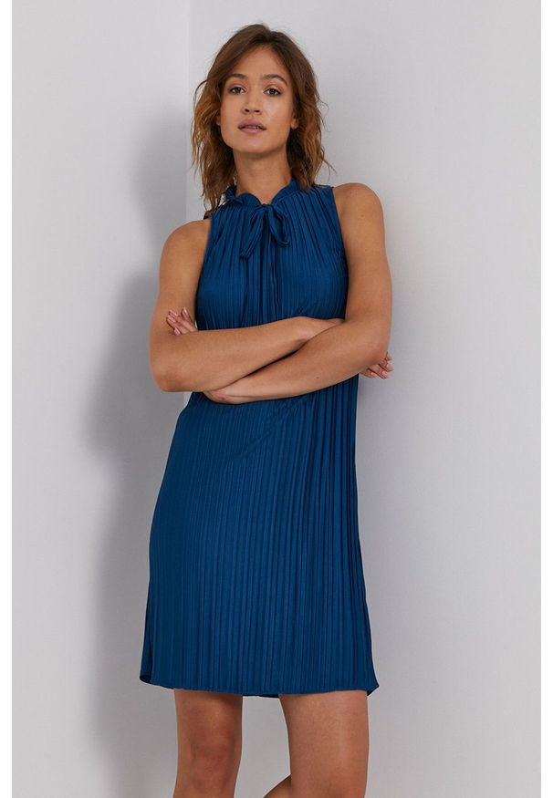 DKNY - Dkny Sukienka kolor granatowy mini rozkloszowana. Kolor: niebieski. Materiał: tkanina. Typ sukienki: rozkloszowane, plisowane. Długość: mini