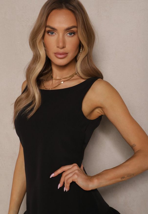 Renee - Czarny Kombinezon Ozdobiony Falbanką Novelisca. Okazja: na co dzień. Kolor: czarny. Wzór: aplikacja. Styl: elegancki, casual