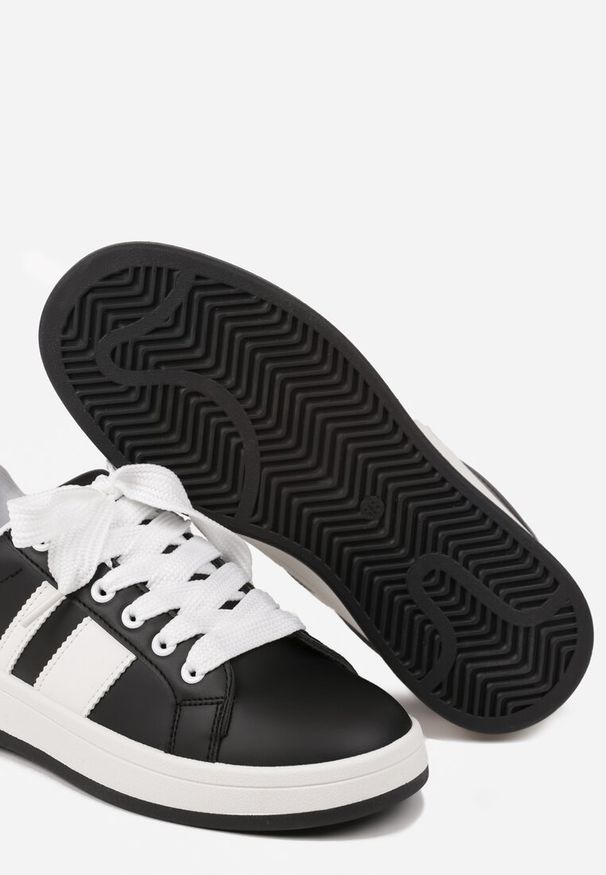 Renee - Czarne Płaskie Sneakersy z Paskiem Quinesi. Okazja: na co dzień. Zapięcie: pasek. Kolor: czarny. Materiał: dresówka