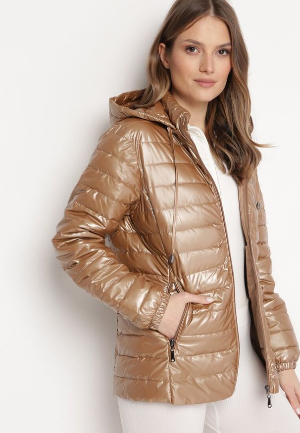 Born2be - Ciemnobeżowa Pikowana Kurtka Metaliczna z Kapturem Slaissa. Okazja: na co dzień. Typ kołnierza: kaptur. Kolor: beżowy. Wzór: aplikacja. Styl: casual