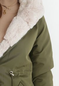 Born2be - Ciemnozielona Kurtka Parka z Futerkiem Koni. Kolor: zielony. Materiał: futro. Sezon: zima, jesień #4