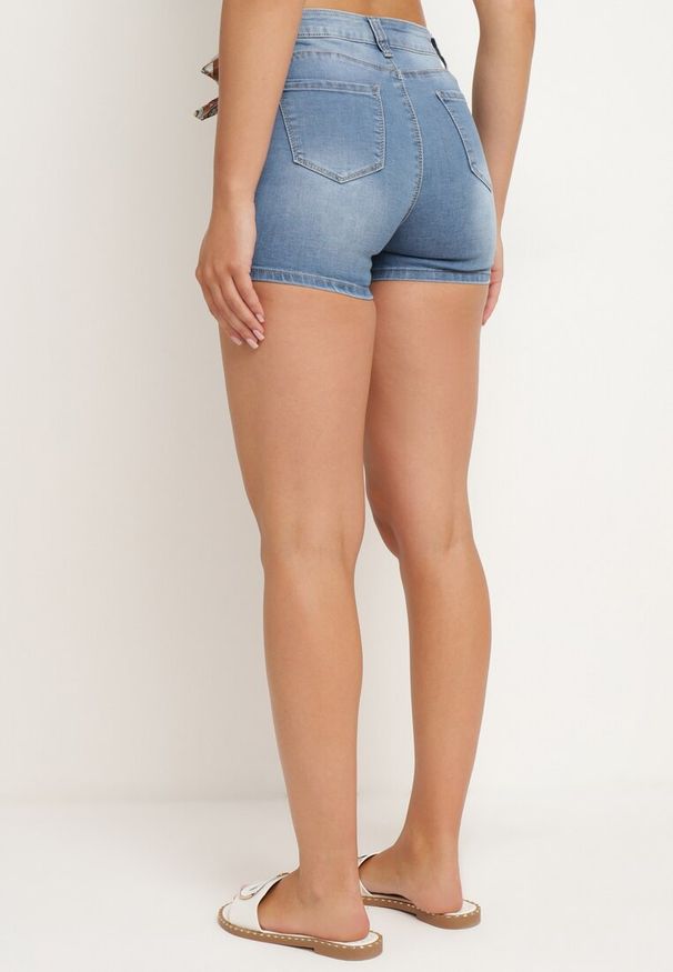Born2be - Niebieskie Szorty Jeansowe z Ozdobną Kokardką i Wysokim Stanem Ilbia. Okazja: na imprezę. Stan: podwyższony. Kolor: niebieski. Materiał: jeans. Sezon: lato. Styl: elegancki