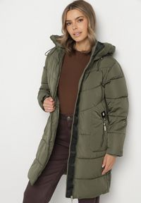 Born2be - Ciemnozielona Kurtka Pikowana z Kapturem i Suwakami po Bokach Lindrie. Okazja: na spacer, na co dzień. Typ kołnierza: kaptur. Kolor: zielony. Materiał: poliester, jeans, dzianina. Długość: długie. Styl: casual #7