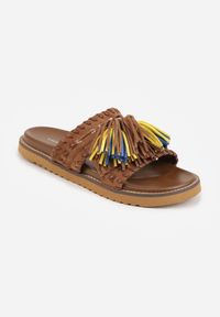 Renee - Brązowe Klapki VICES na Płaskiej Podeszwie w Stylu Boho z Frędzlami Averathla. Okazja: na co dzień. Kolor: brązowy. Materiał: denim, len. Wzór: aplikacja. Sezon: lato. Obcas: na płaskiej podeszwie. Styl: boho #2