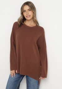 Born2be - Brązowy Sweter z Wiskozą Ozdobiony Guzikami Alavire. Okazja: na co dzień. Kolor: brązowy. Materiał: wiskoza. Wzór: aplikacja. Styl: casual, elegancki
