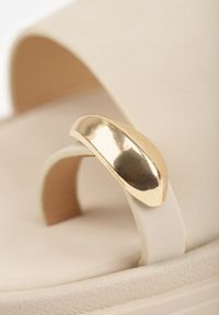 Renee - Beżowe Klapki Japonki Ozdobione Aplikacją na Palcu Noevianna. Okazja: na spacer, na co dzień. Kolor: beżowy. Materiał: jeans. Wzór: aplikacja. Sezon: wiosna, lato. Styl: casual #3