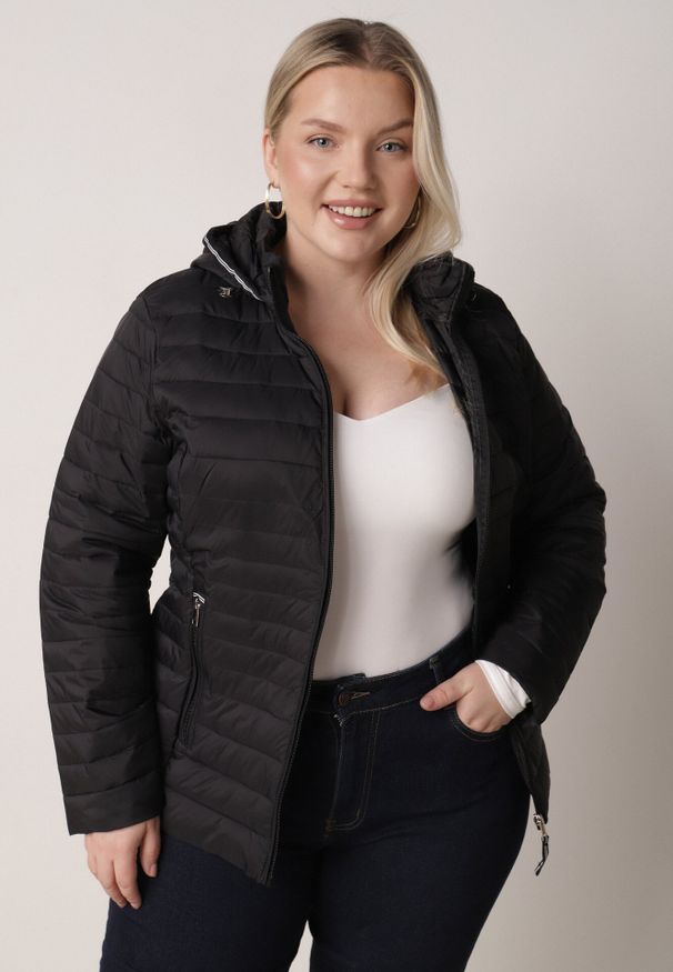 Born2be - Czarna Pikowana Kurtka Przejściowa z Odpinanym Kapturem Tidesse. Kolor: czarny. Materiał: poliester, jeans