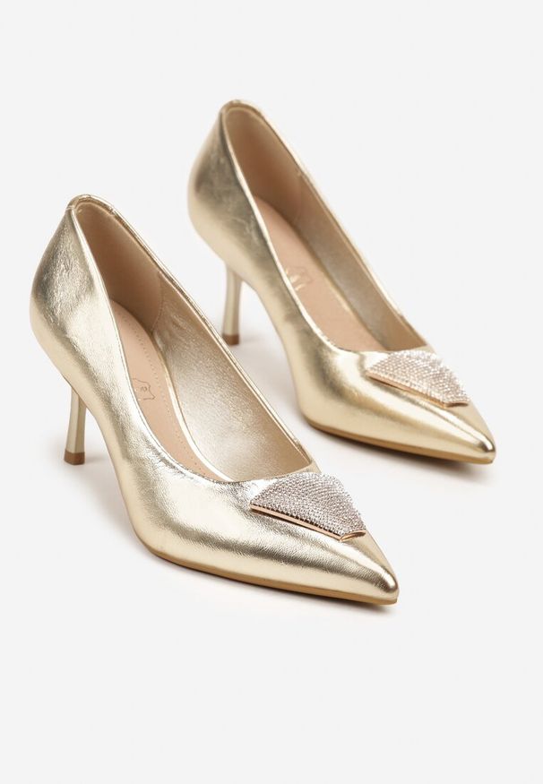 Renee - Złote Szpilki Vices Zdobione Aplikacją z Cyrkoniami Niravine. Okazja: na spotkanie biznesowe, do pracy. Kolor: złoty. Wzór: aplikacja. Obcas: na szpilce. Styl: biznesowy, glamour, elegancki. Wysokość obcasa: średni