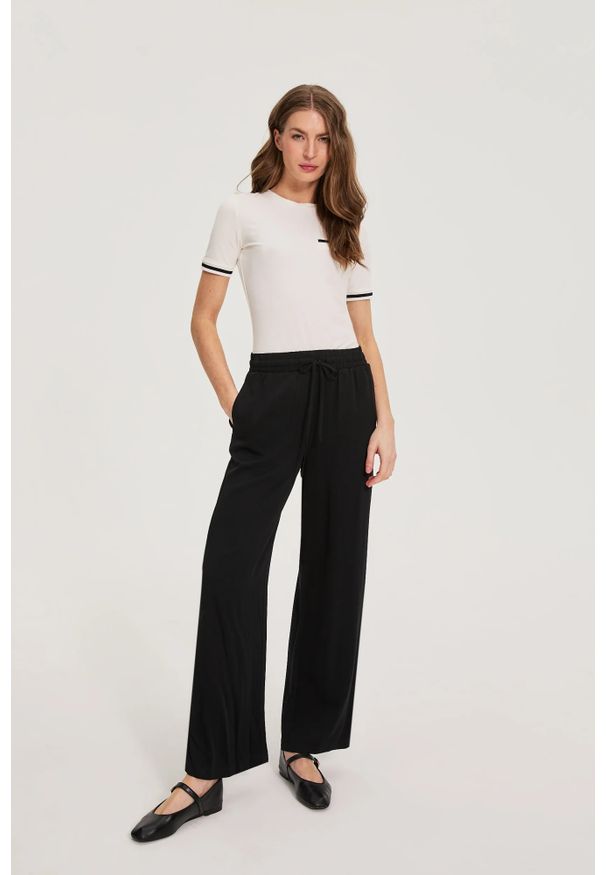 MOODO - Spodnie z wiskozy czarne. Kolor: czarny. Materiał: wiskoza