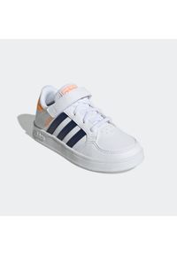 Buty sportowe dla dzieci Adidas Breaknet. Zapięcie: rzepy. Materiał: syntetyk, skóra, kauczuk. Szerokość cholewki: normalna. Wzór: paski