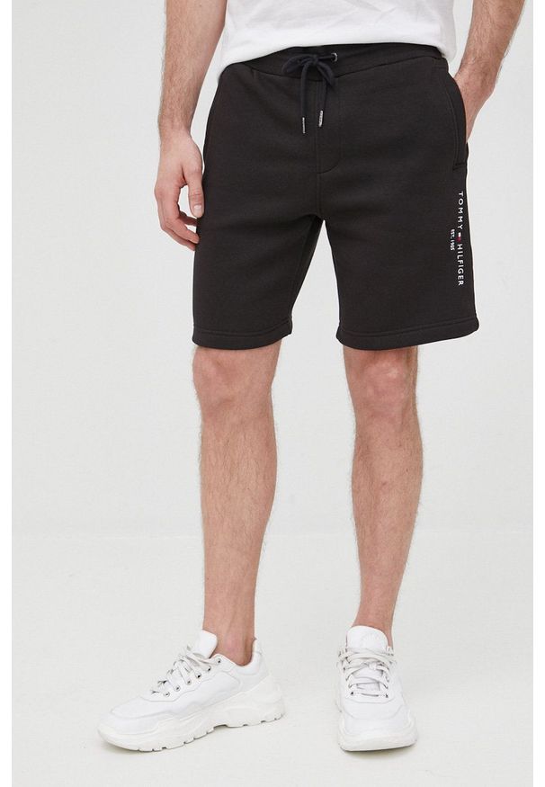TOMMY HILFIGER - Tommy Hilfiger Szorty męskie kolor czarny. Okazja: na co dzień. Kolor: czarny. Materiał: dzianina. Wzór: gładki. Styl: casual