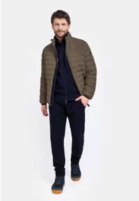 Volcano - Pikowana kurtka z wypełnieniem Sorona J-BENZ. Okazja: na co dzień. Typ kołnierza: kołnierzyk stójkowy. Kolor: brązowy. Materiał: materiał, włókno, dzianina. Długość: krótkie. Wzór: napisy. Styl: casual #1