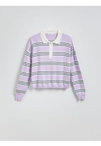 Reserved - Sweter polo w paski - lawendowy. Typ kołnierza: polo. Kolor: fioletowy. Materiał: dzianina, wiskoza. Wzór: paski