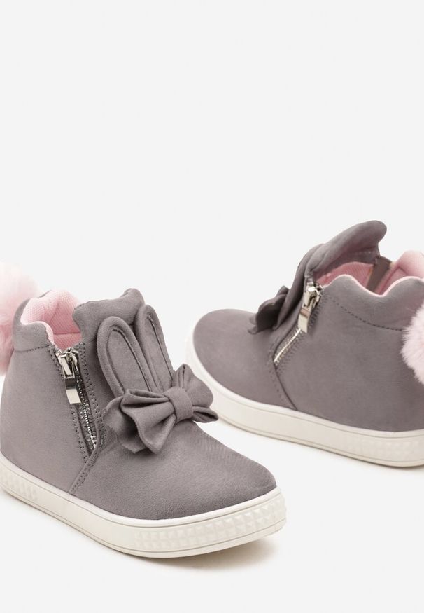 Born2be - Jasnoszare Botki Ozdobione Futrzanym Pomponem i Suwakiem Maziena. Okazja: na spacer, na uczelnię, na co dzień. Kolor: szary. Materiał: futro. Wzór: aplikacja. Styl: klasyczny, casual, elegancki
