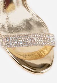 Renee - Złote Brokatowe Sandały na Klepsydrowej Szpilce z Drobnymi Cyrkoniami Isoldis. Okazja: na wesele, na sylwestra, na studniówkę, na ślub cywilny. Zapięcie: sprzączka. Kolor: złoty. Wzór: aplikacja. Styl: elegancki, glamour #9