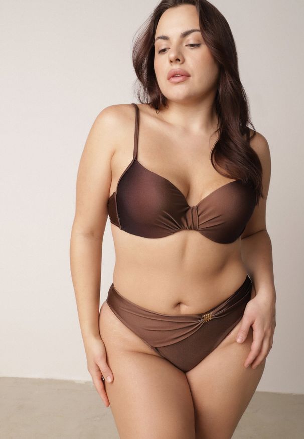 Born2be - Brązowe Bikini Biustonosz i Figi z Ozdobnym Marszczeniem i Aplikacją Periete. Kolor: brązowy. Wzór: aplikacja