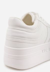 Renee - Białe Sneakersy VICES na Platformie Ozdobione Perforacją i Napisem Ceznella. Okazja: na co dzień. Kolor: biały. Materiał: jeans, dresówka. Wzór: aplikacja, napisy. Obcas: na platformie #9