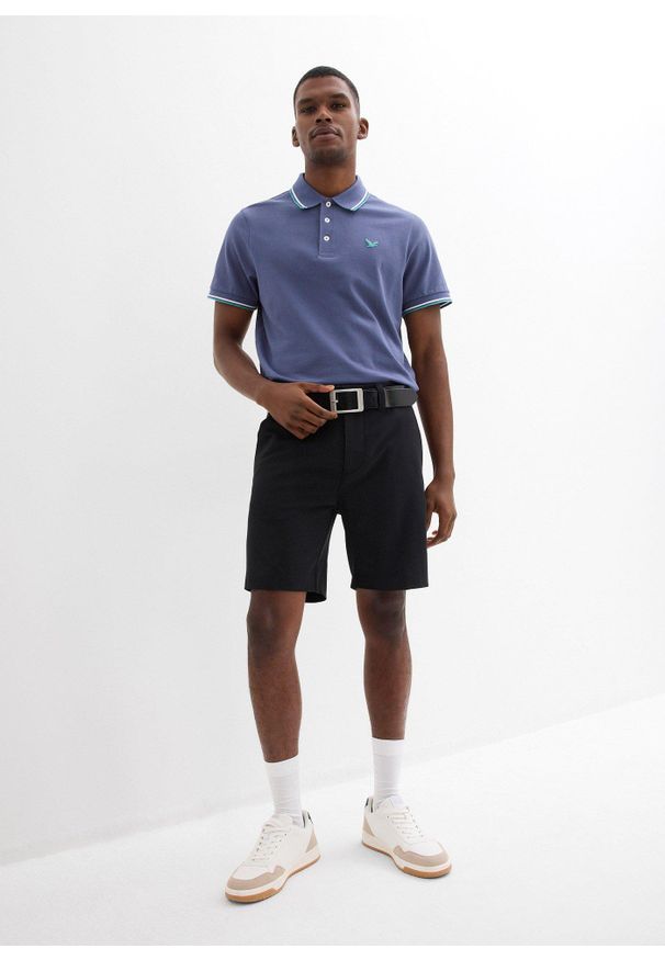 bonprix - Koszulka polo z czystej bawełny organicznej piqué. Typ kołnierza: polo. Kolor: niebieski. Materiał: bawełna. Długość rękawa: krótki rękaw. Długość: krótkie. Wzór: nadruk. Styl: sportowy