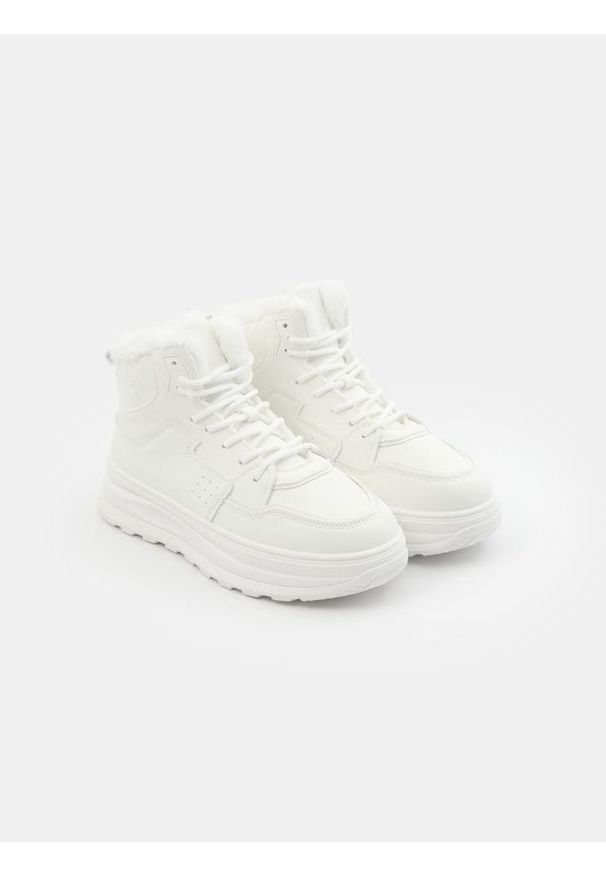 Sinsay - Sneakersy zimowe z futerkiem - biały. Kolor: biały. Materiał: futro. Sezon: zima