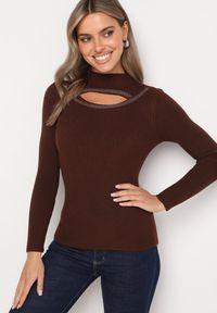 Born2be - Brązowy Prążkowany Golf z Wycięciem Przy Dekolcie z Cyrkoniami Wokół Merithias. Okazja: na co dzień. Typ kołnierza: golf. Kolor: brązowy. Materiał: prążkowany. Wzór: aplikacja. Sezon: zima, jesień. Styl: casual, elegancki #2