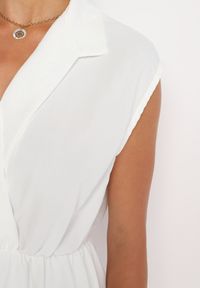 Born2be - Biały Krótki Kombinezon z Falbankami i Kołnierzykiem Laravia. Kolor: biały. Długość: krótkie. Styl: elegancki, wizytowy #6