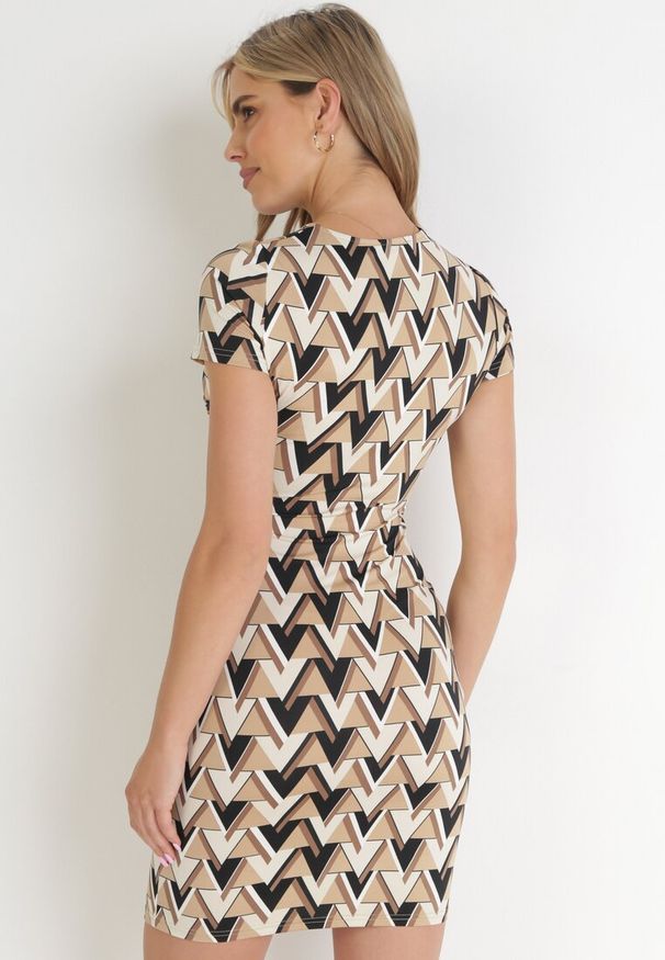 Born2be - Beżowo-Brązowa Dopasowana Sukienka w Geometryczny Wzór Aleyska. Kolor: beżowy. Wzór: geometria. Styl: klasyczny