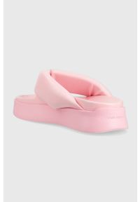 Chiara Ferragni japonki CF3149_012 damskie kolor różowy na platformie CF PLATFORM FLIP FLOP. Kolor: różowy. Materiał: materiał. Obcas: na platformie #2