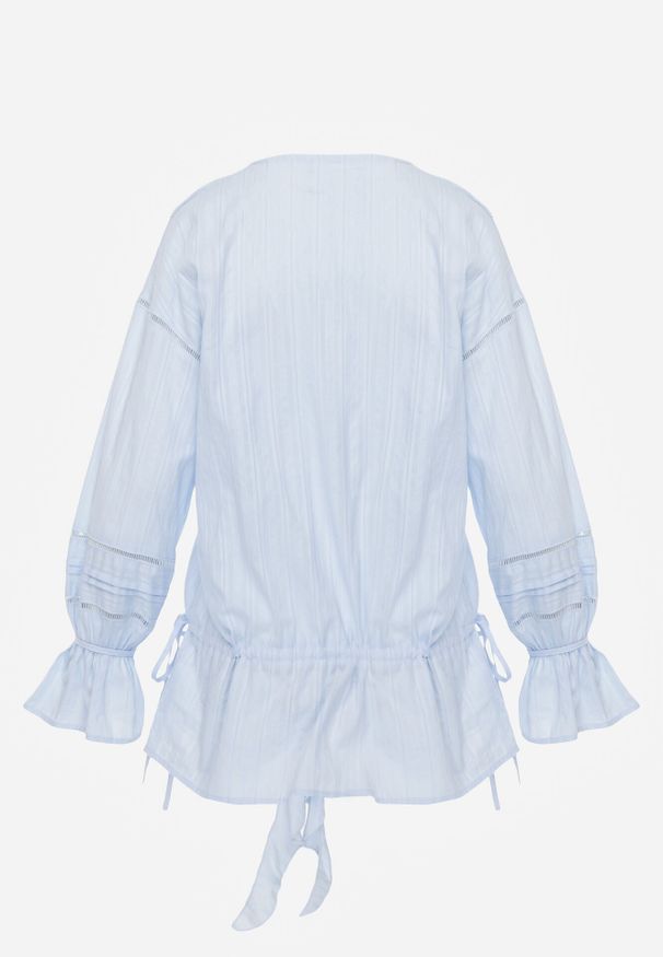 Born2be - Niebieska Bawełniana Bluzka w Romantycznym Stylu z Falbankami i Wiązaniem Cezarina. Okazja: na co dzień, na spotkanie biznesowe, do pracy. Typ kołnierza: kołnierz z falbankami. Kolor: niebieski. Materiał: bawełna. Styl: casual, biznesowy, elegancki