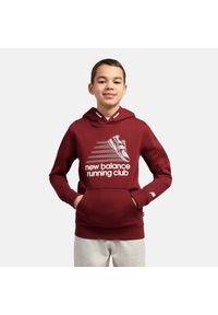 Bluza dziecięca New Balance LAKB0347MHB – bordowa. Typ kołnierza: kaptur. Kolor: czerwony. Materiał: bawełna. Wzór: aplikacja, napisy. Styl: sportowy #1