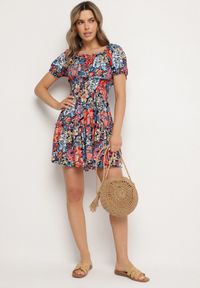 Born2be - Niebiesko-Czarna Wiskozowa Sukienka Mini z Gumkami w Pasie i Falbanką Muena. Typ kołnierza: kołnierz z falbankami. Kolor: niebieski. Materiał: wiskoza. Wzór: kwiaty. Długość: mini #4