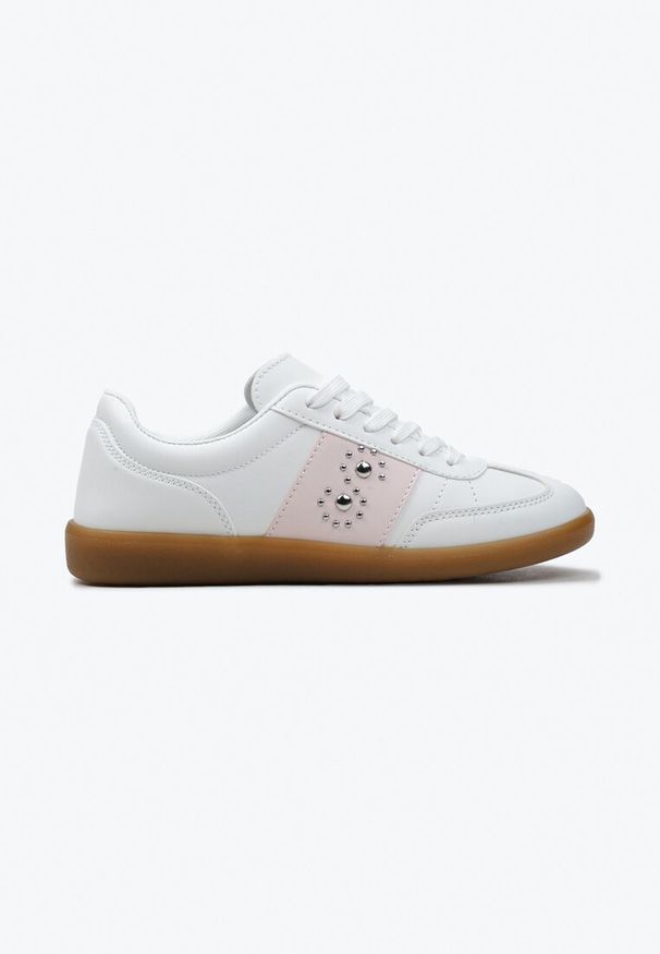 Born2be - Biało-Różowe Płaskie Sneakersy Sznurowane z Ozdobnymi Nitmi Blosenti. Nosek buta: okrągły. Zapięcie: sznurówki. Kolor: biały. Materiał: materiał. Obcas: na obcasie. Wysokość obcasa: niski