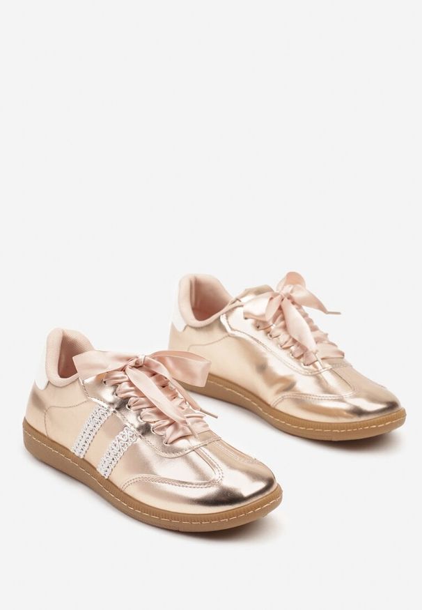 Renee - Szampańskie Lakierowane Sneakersy w Stylu Tenisówek z Koronkowymi Paskami Deoriva. Okazja: na co dzień. Zapięcie: pasek. Kolor: złoty. Materiał: lakier, koronka. Wzór: paski
