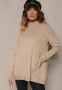 Renee - Jasnobeżowy Sweter Półgolf z Bawełną i Kieszenią z Przodu Emittes. Okazja: na co dzień, na randkę. Kolor: beżowy. Materiał: bawełna. Długość rękawa: długi rękaw. Długość: długie. Styl: klasyczny, elegancki, casual #4