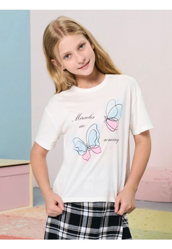 Sinsay - Bawełniana koszulka z nadrukiem motyli - kremowy. Kolor: kremowy. Materiał: bawełna. Wzór: nadruk