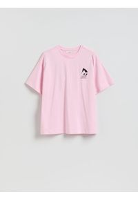 Reserved - Luźny t-shirt z nadrukiem - pastelowy róż. Kolor: różowy. Materiał: dzianina, bawełna. Wzór: nadruk