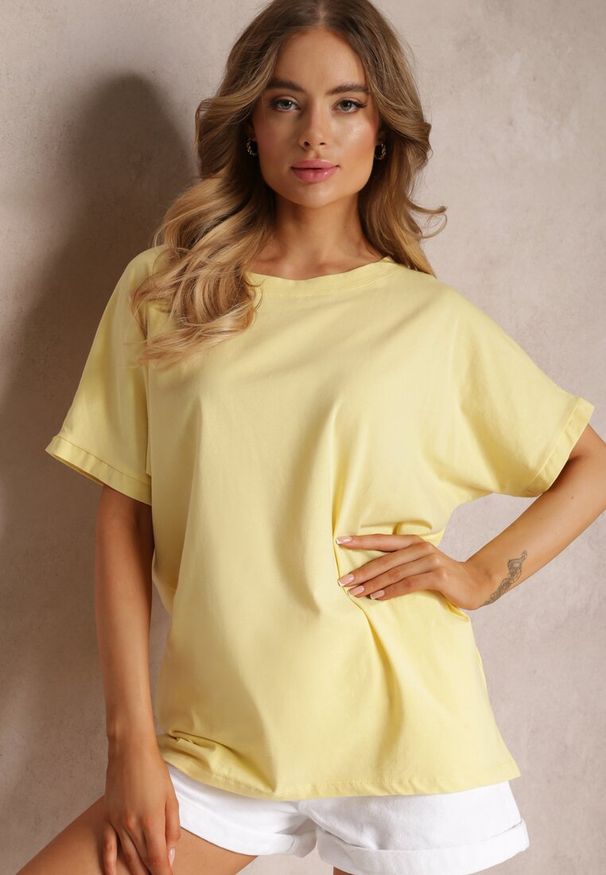 Renee - Żółty Bawełniany T-shirt Oversize z Krótkim Rękawem i Dłuższym Tyłem Zanimara. Kolor: żółty. Materiał: bawełna. Długość rękawa: krótki rękaw. Długość: krótkie
