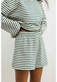 Marsala - Szorty z bawełny strukturalnej w zielono beżowe paski - PENNY. Stan: podwyższony. Kolor: zielony, beżowy, wielokolorowy. Materiał: bawełna. Wzór: paski. Sezon: lato. Styl: klasyczny #1