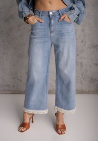 Renee - Niebieskie Jeansy z Bawełną i Koronką przy Nogawkach Neathlin. Okazja: na co dzień, do pracy. Stan: podwyższony. Kolor: niebieski. Wzór: koronka. Styl: casual #3