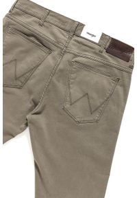 Wrangler - WRANGLER SPODNIE MĘSKIE LARSTON DUSTY GREEN W18SRN457. Materiał: materiał #9