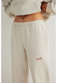Marsala - Spodnie typu jogger z HAFTEM w kolorze IVORY - NEVIS-L. Materiał: guma, bawełna, dzianina, poliester. Wzór: haft. Styl: elegancki