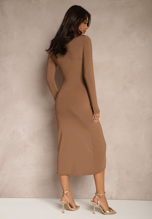 Renee - Brązowa Kopertowa Sukienka z Marszczeniami i Klamrą w Talii Aniniela. Kolor: brązowy. Materiał: wiskoza. Typ sukienki: kopertowe. Styl: elegancki