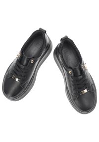 Sneakersy damskie Filippo, wykonane ze skóry naturalnej fason na wysokiej platformie, czarne, DP6246/26 BK. Okazja: na co dzień, na spacer. Zapięcie: sznurówki. Kolor: czarny. Materiał: skóra. Wzór: aplikacja. Obcas: na platformie. Styl: casual, klasyczny, elegancki #2