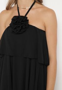 Born2be - Czarna Sukienka z Falbanami Wiązana na Szyi z Broszką Kwiatem Tinallena. Okazja: na co dzień. Kolor: czarny. Wzór: kwiaty. Styl: casual #3