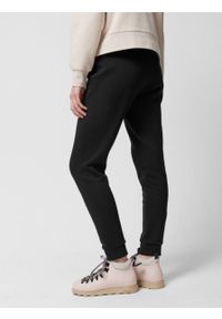 outhorn - Spodnie dresowe joggery damskie - czarne. Kolor: czarny. Materiał: dresówka