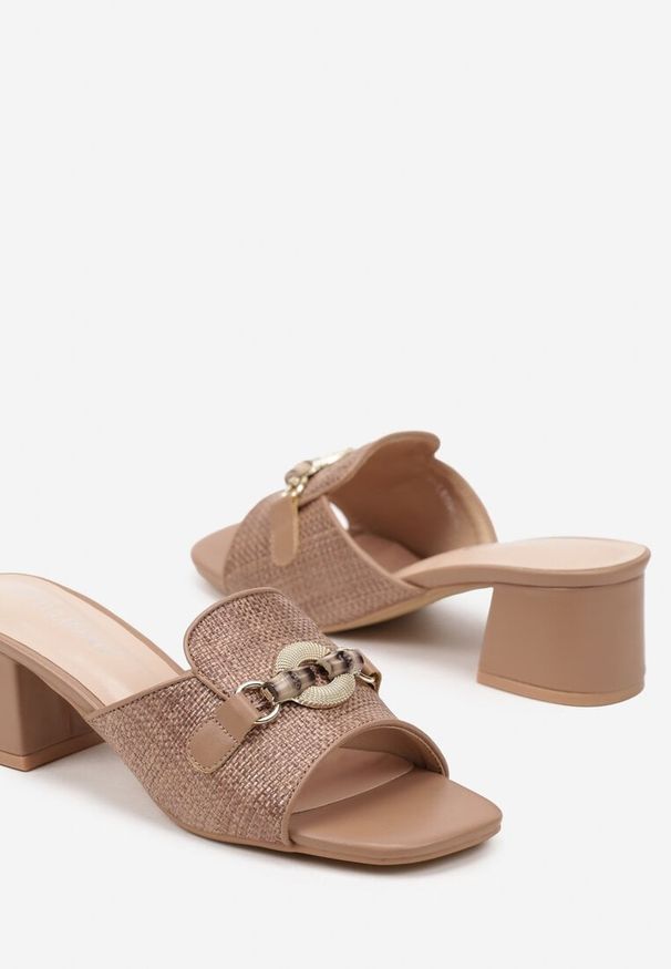Renee - Brązowe Klapki na Obcasie ze Wstawką z Plecionki i Elegancką Aplikacją Leandrae. Okazja: na co dzień. Kolor: brązowy. Materiał: jeans. Wzór: aplikacja. Obcas: na obcasie. Styl: elegancki. Wysokość obcasa: średni